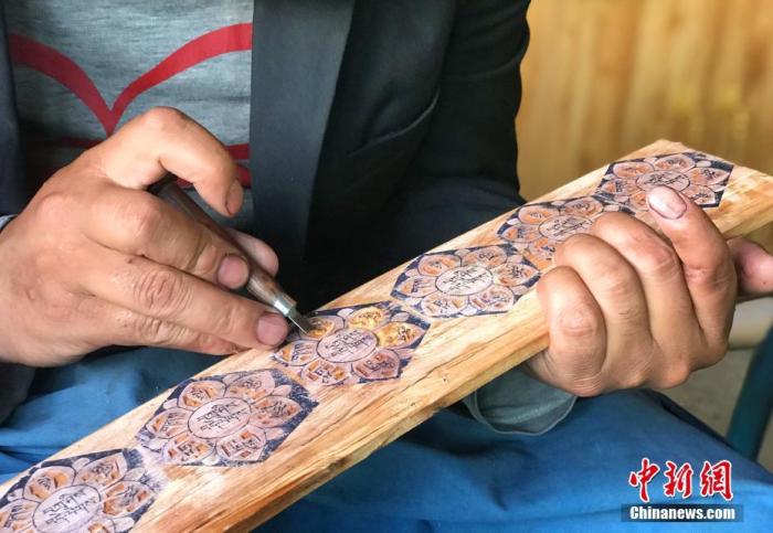 圖為7月14日，普松雕刻技藝傳承人嘎瑪曲扎正在家中進行創(chuàng)作。 <a target='_blank' ><p  align=