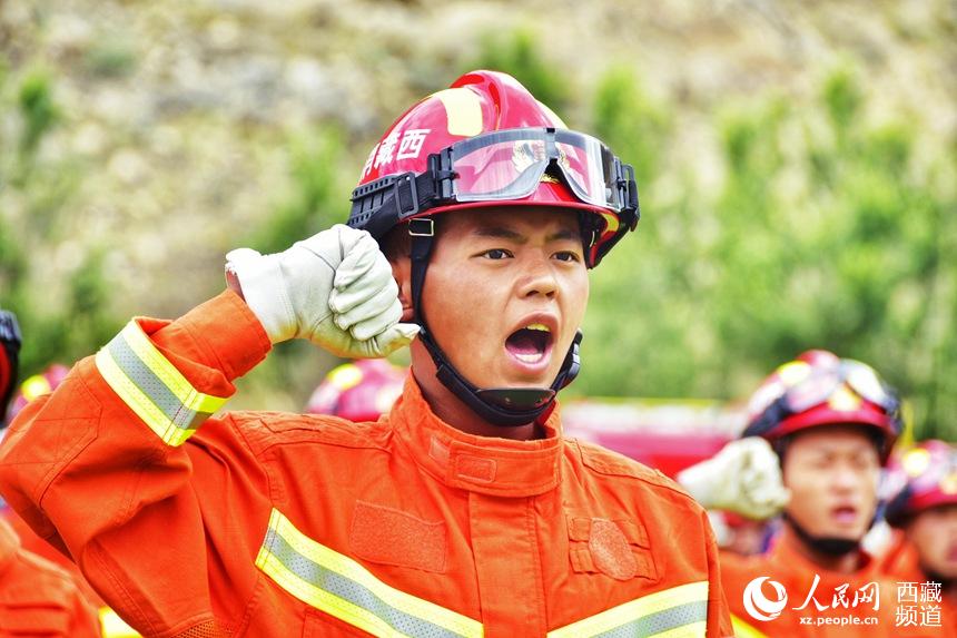 消防指戰(zhàn)員重溫入隊誓詞。人民網 李海霞 攝