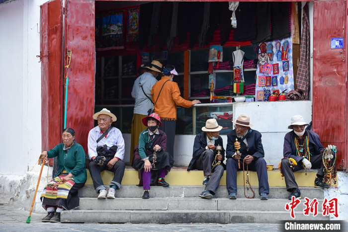 7月24日，轉(zhuǎn)經(jīng)老人在拉薩八廓街上休息。 <a target='_blank' ><p  align=