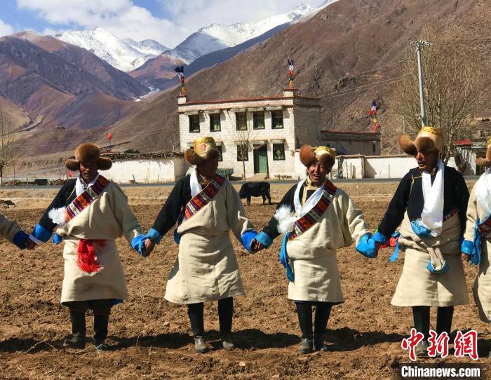 2021年3月，拉薩市德慶村村民在春耕儀式上表演傳統(tǒng)歌舞?！∪轿木?攝