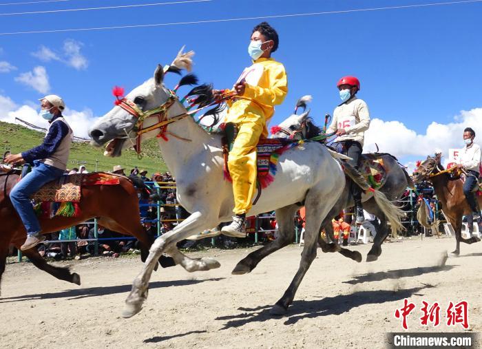 圖為打隆物交會(huì)期間舉辦的賽馬活動(dòng)?！∪轿木?攝