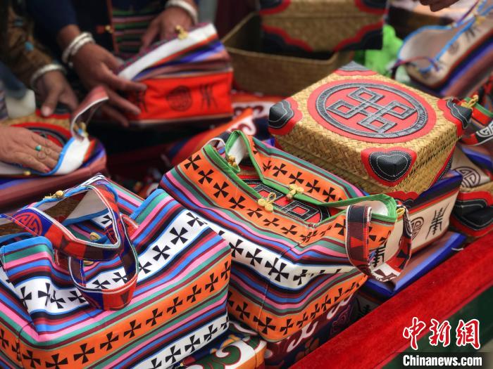 圖為打隆物交會(huì)上售賣的民族手工藝品?！∪轿木?攝