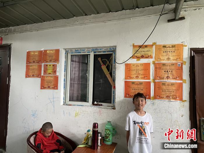 周勁名的大女兒和她獲得的獎(jiǎng)狀。彭寧鈴 攝