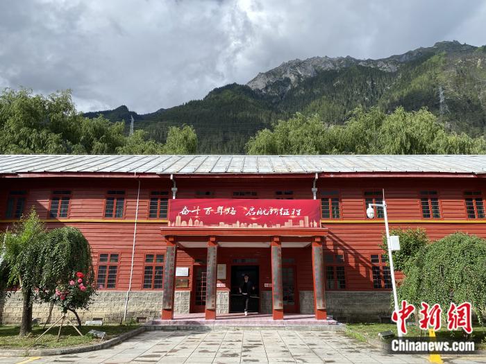 波密紅樓。彭寧鈴 攝