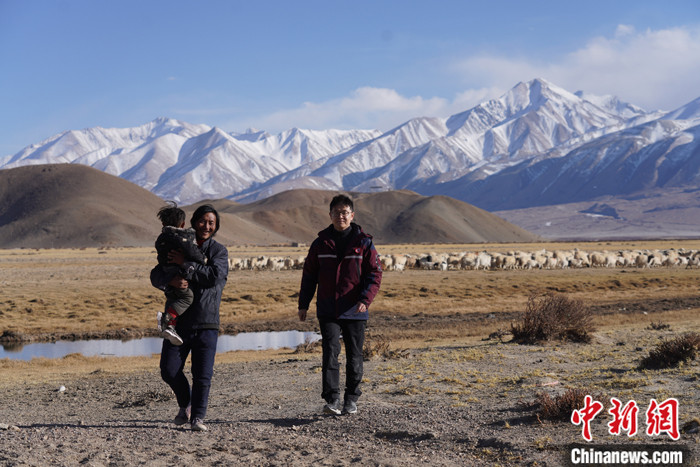 資料圖為4月29日，王克明在西藏自治區(qū)阿里地區(qū)噶爾縣義診。 <a target='_blank' ><p  align=