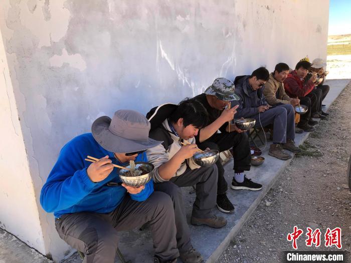 科考隊(duì)員在高原湖泊岸邊進(jìn)餐?！?lt;a target='_blank' ><p  align=