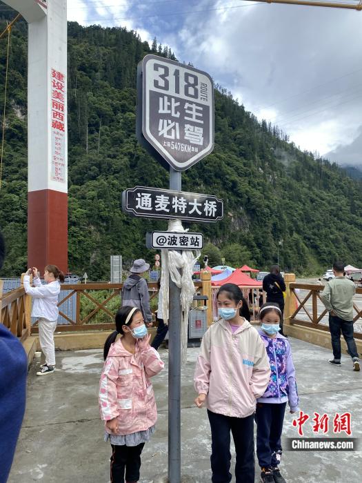 游人在通麥特大橋拍照打卡。彭寧鈴 攝