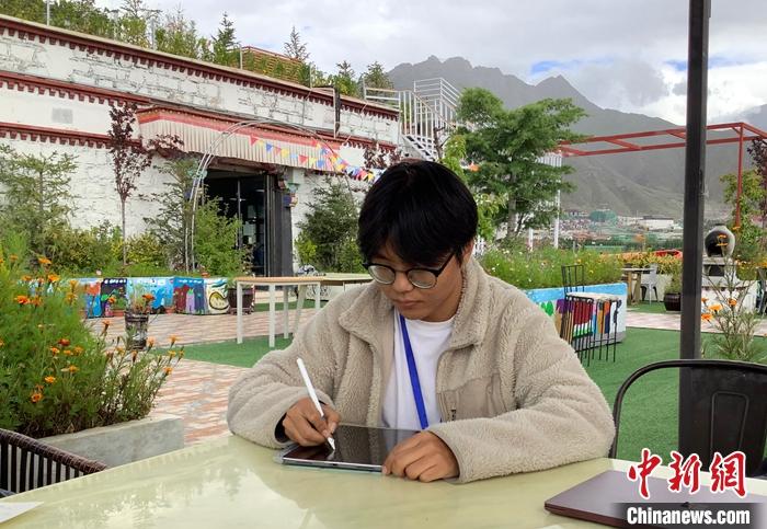 “Z世代”旦真旺加認(rèn)為，拉薩是一座開放與包容的城市，記憶中的拉薩是彩色的。2021年，旦真旺加從浙江大學(xué)漢語言文學(xué)專業(yè)畢業(yè)后，他選擇回到拉薩，成為一名漢語文實習(xí)助教。圖為8月4日，旦真旺加在課間陪學(xué)生玩耍。 <a target='_blank' ><p  align=