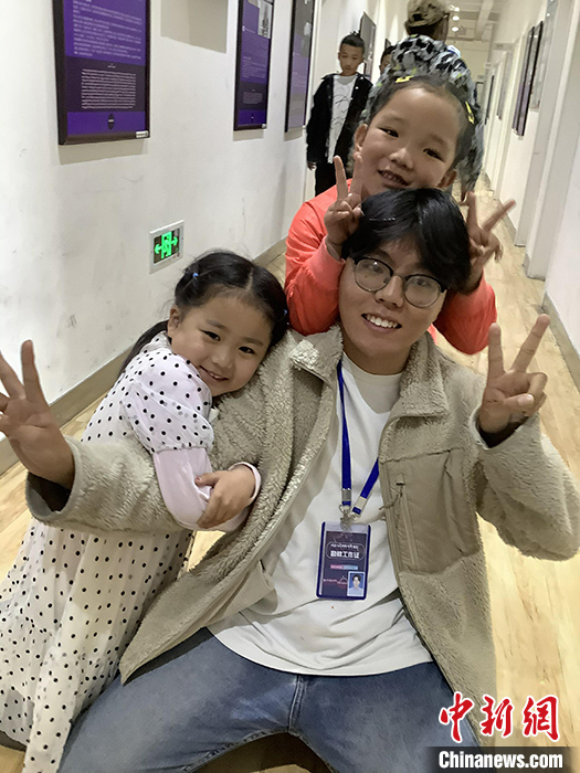 “Z世代”旦真旺加認(rèn)為，拉薩是一座開放與包容的城市，記憶中的拉薩是彩色的。2021年，旦真旺加從浙江大學(xué)漢語言文學(xué)專業(yè)畢業(yè)后，他選擇回到拉薩，成為一名漢語文實習(xí)助教。圖為8月4日，旦真旺加在課間陪學(xué)生玩耍。 <a target='_blank' ><p  align=