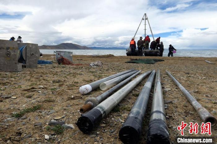 科考隊(duì)員從巴木錯(cuò)采集的科研樣品?！?lt;a target='_blank' ><p  align=