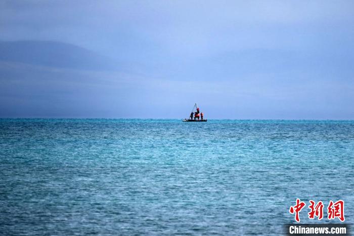 從岸邊營地以長焦鏡頭遠(yuǎn)眺，科考隊(duì)員在巴木錯(cuò)作業(yè)。　<a target='_blank' ><p  align=