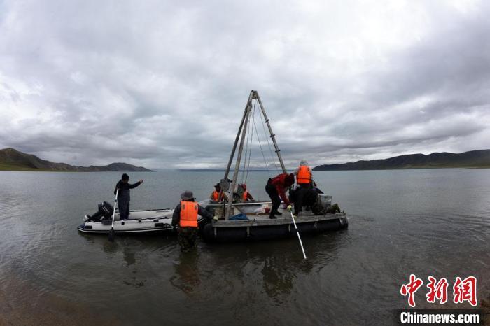 科考隊(duì)員向巴木錯(cuò)湖心進(jìn)發(fā)?！?lt;a target='_blank' ><p  align=