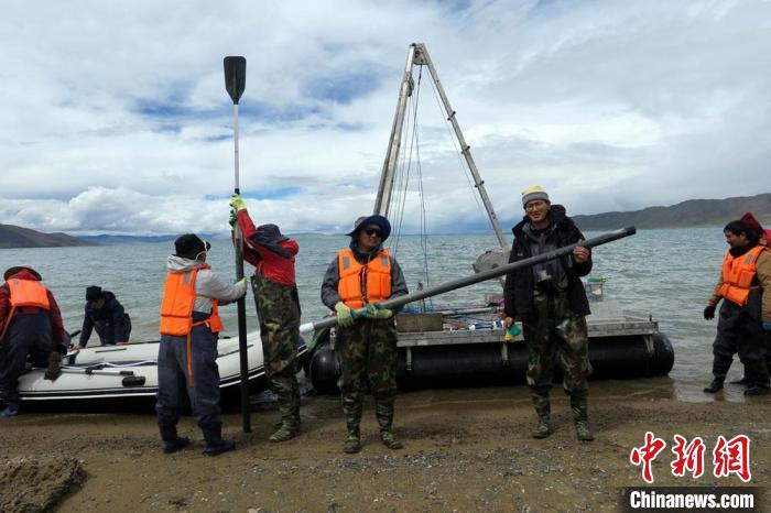 科考隊(duì)員從巴木錯(cuò)采樣歸來?！?lt;a target='_blank' ><p  align=