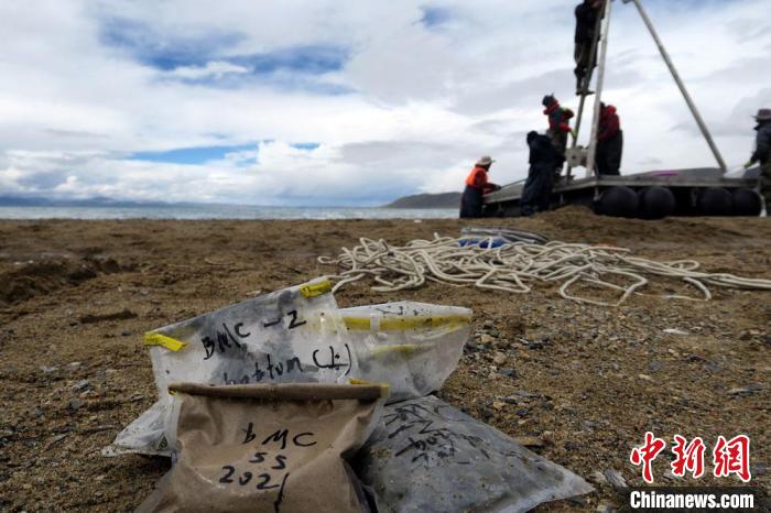 科考隊(duì)員從巴木錯(cuò)采集的科研樣品?！?lt;a target='_blank' ><p  align=