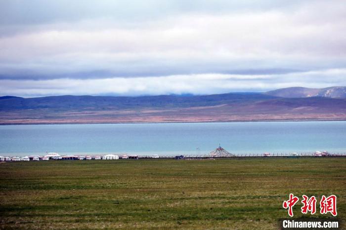 西藏安多縣茲格塘錯岸邊帳篷林立，旅游業(yè)發(fā)展勢頭良好?！?lt;a target='_blank' ></p><p  align=