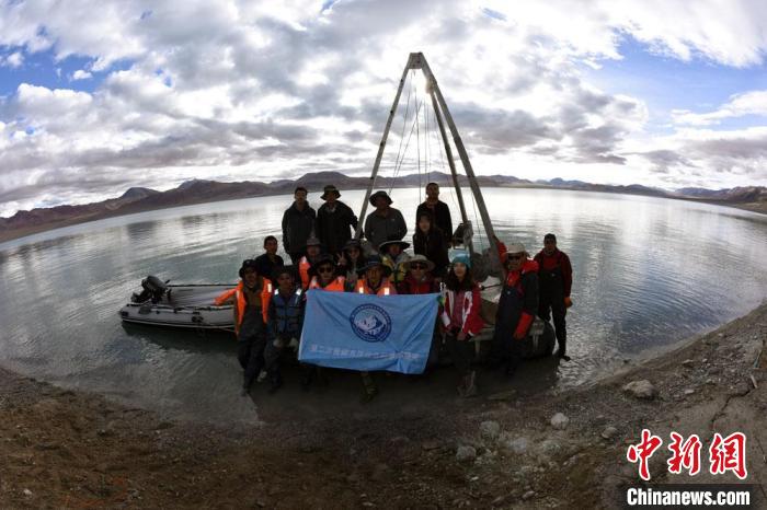 科考隊員在結(jié)則茶卡湖岸邊合影?！?lt;a target='_blank' ></p><p  align=