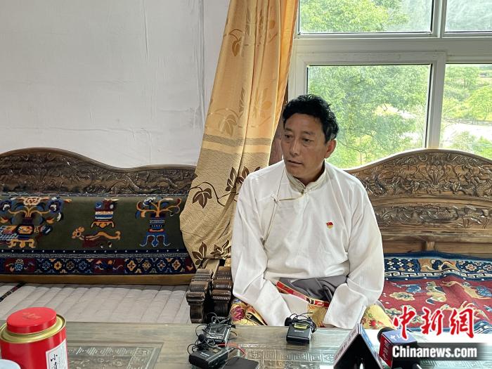 巴卡村黨支部書記、村委會(huì)主任尼瑪次仁。周璟 攝