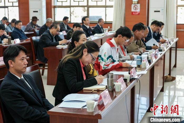 圖為8月10日座談會(huì)現(xiàn)場，左一為歸國定居藏胞晉美次旦?！〗w波 攝