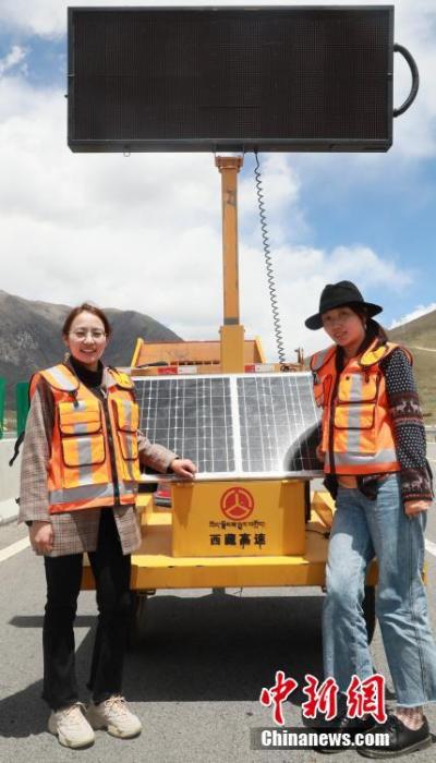 圖為萍措(右)在采訪過程中留影。(資料圖片) <a target='_blank' ><p  align=