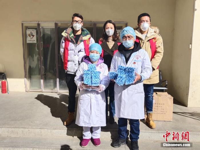 圖后排中間為萍措。(資料圖片) <a target='_blank' ><p  align=