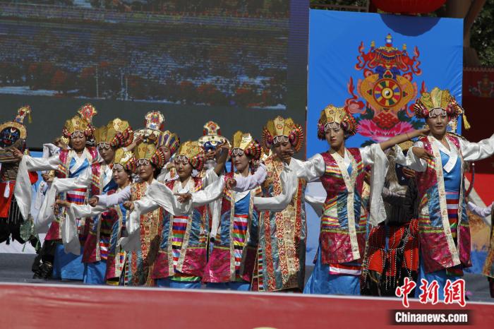 圖為日喀則市一場文藝節(jié)目的藏戲表演(資料圖)。趙朗攝