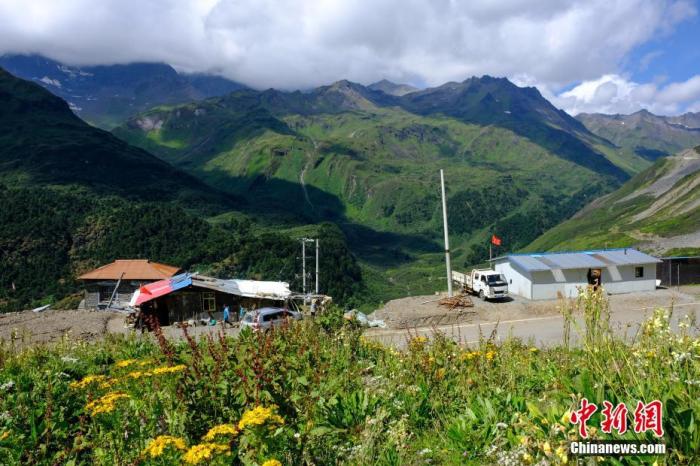 圖為8月6日，玉麥鄉(xiāng)卓嘎、央宗姐妹的牧場風(fēng)光。 <a target='_blank' ></p><p  align=