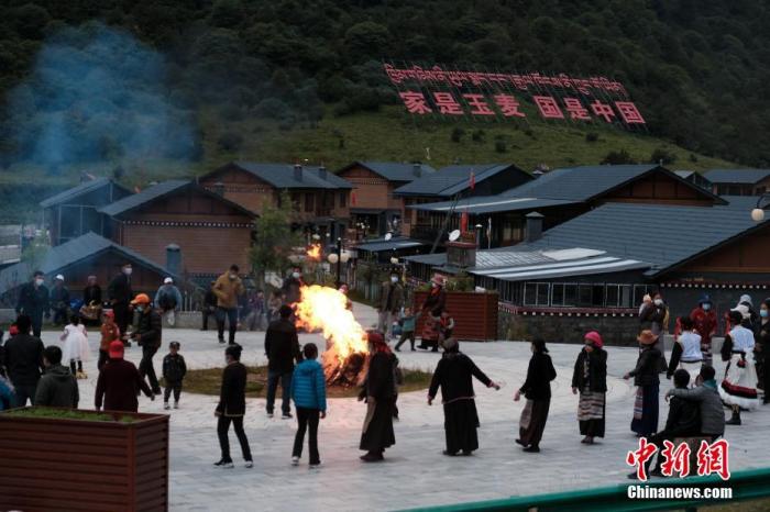 圖為8月5日，玉麥鄉(xiāng)民眾在鄉(xiāng)里跳鍋莊舞，從前的“三人鄉(xiāng)”熱鬧起來了。 <a target='_blank' ></p><p  align=