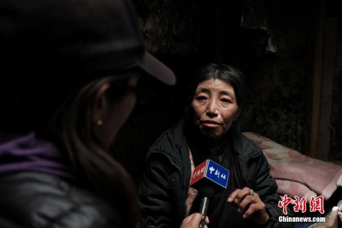 圖為8月6日，卓嘎在牧場小屋內(nèi)接受<a target='_blank' ></p><p  align=