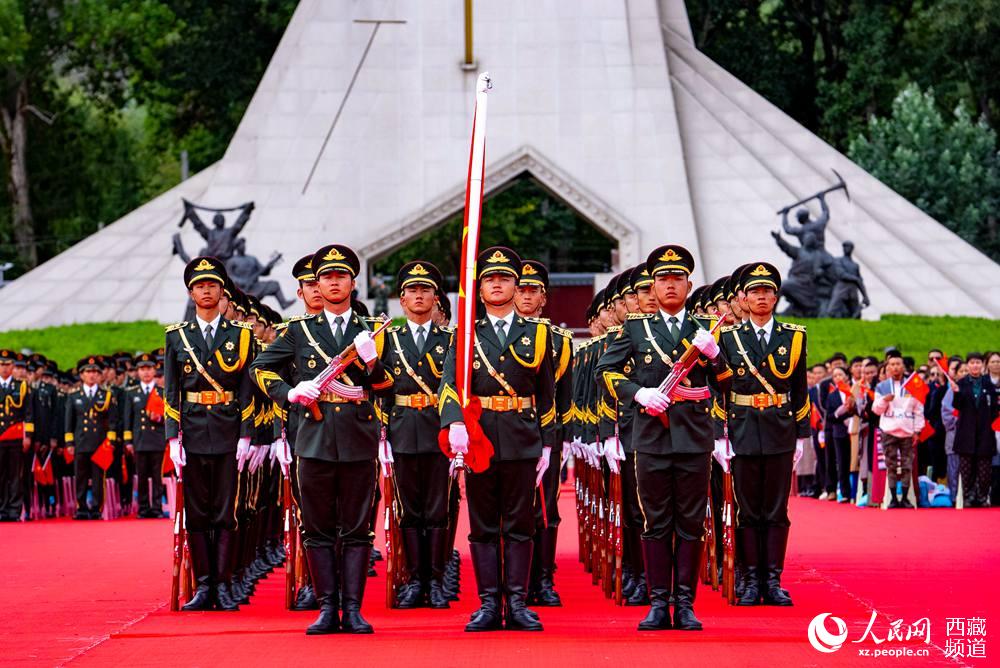 8月19日10時(shí)，慶祝西藏和平解放70周年大會(huì)在拉薩市布達(dá)拉宮廣場(chǎng)隆重舉行。這是大會(huì)舉行升旗儀式。徐馭堯 攝