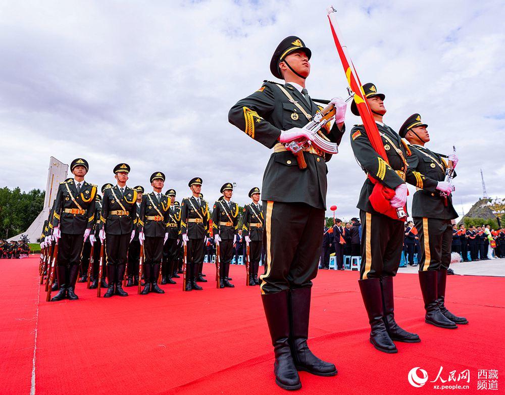 8月19日10時(shí)，慶祝西藏和平解放70周年大會(huì)在拉薩市布達(dá)拉宮廣場(chǎng)隆重舉行。這是大會(huì)舉行升旗儀式。徐馭堯 攝