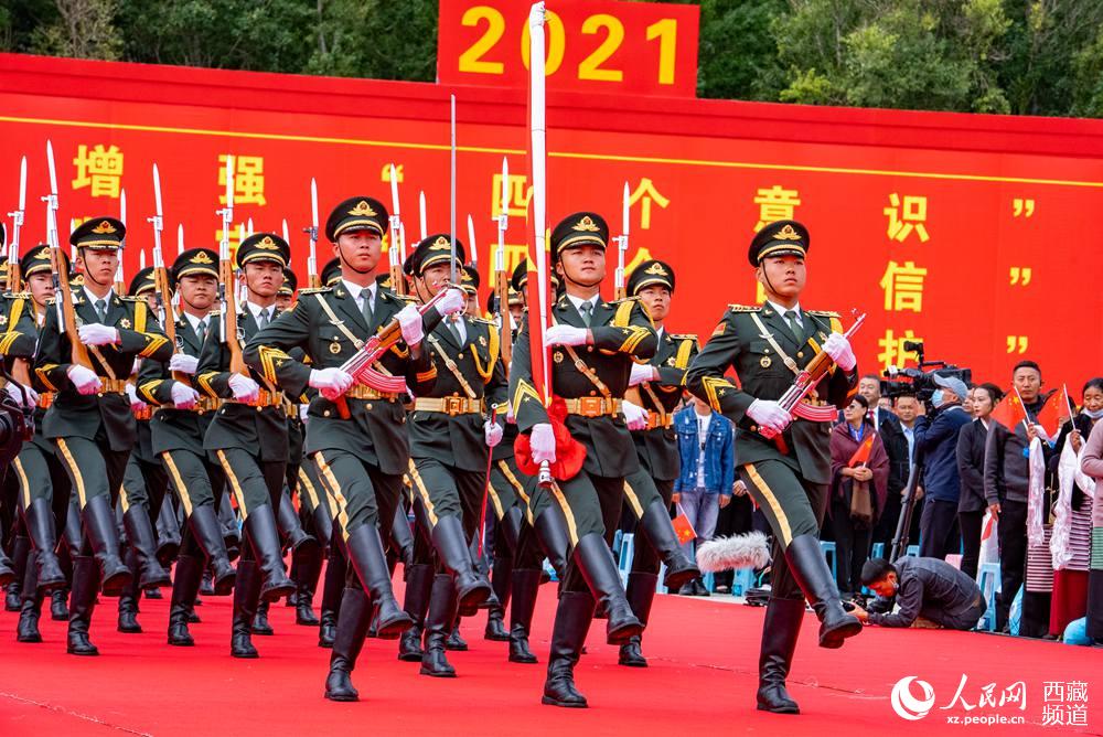 8月19日10時(shí)，慶祝西藏和平解放70周年大會(huì)在拉薩市布達(dá)拉宮廣場(chǎng)隆重舉行。這是大會(huì)舉行升旗儀式。徐馭堯 攝