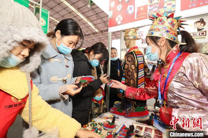 西藏瓊結(jié)赴襄陽參加漢江流域農(nóng)業(yè)博覽會，農(nóng)特產(chǎn)品受青睞(資料圖) 湖北省援藏辦供圖
