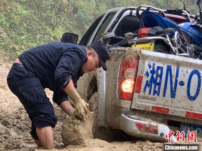 西藏移民管理警察:險(xiǎn)情當(dāng)前沖鋒在前