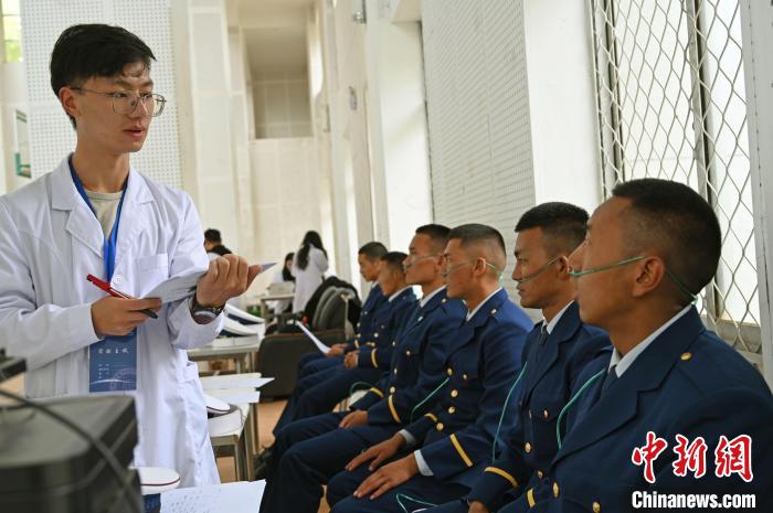 圖為研究團(tuán)隊(duì)成員登記消防員信息?！≮w朗 攝