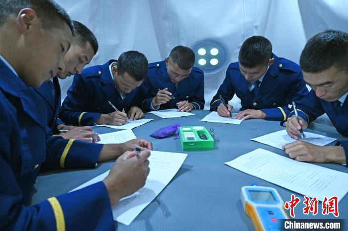 圖為消防員在高壓氧艙內(nèi)填寫問卷?！≮w朗 攝