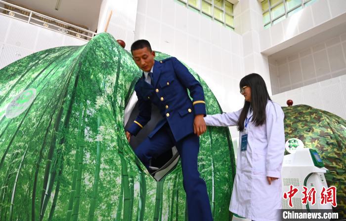 圖為參與完測(cè)試，消防員走出高壓氧倉?！≮w朗 攝