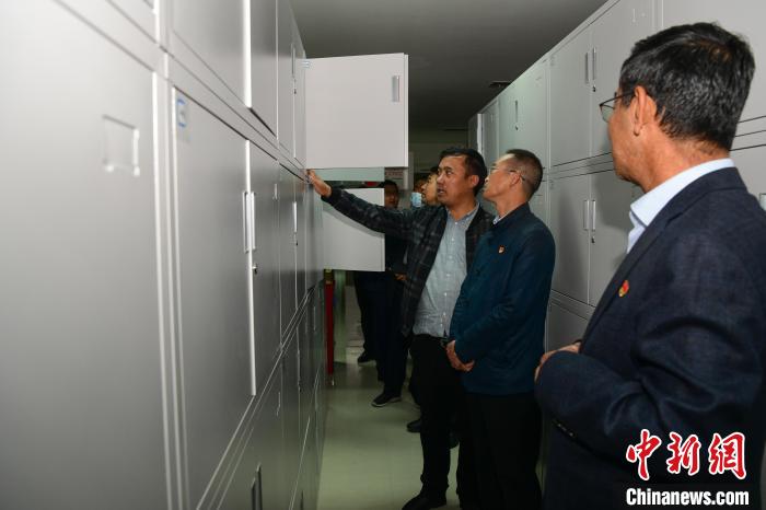 圖為參加西藏三大重點(diǎn)文物保護(hù)維修工程檔案移交進(jìn)館儀式人員參觀拉薩市檔案館?！∝暩聛硭?攝