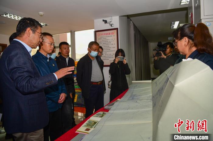 圖為參加西藏三大重點(diǎn)文物保護(hù)維修工程檔案移交進(jìn)館儀式人員參觀布達(dá)拉宮手繪圖紙?！∝暩聛硭?攝