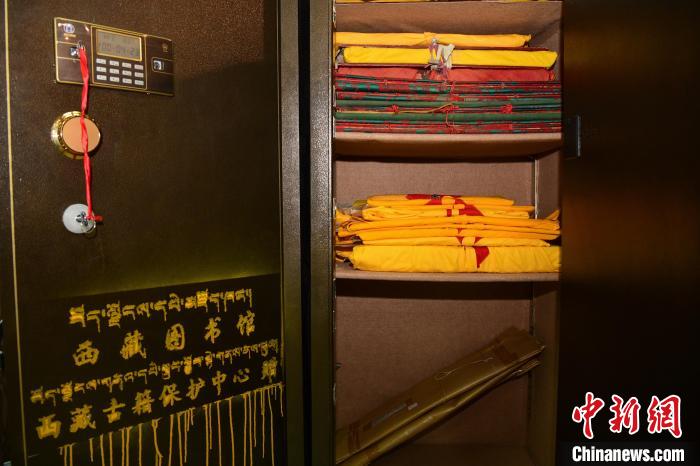 圖為拉薩市檔案館里收藏的藏文古籍?！∝暩聛硭?攝