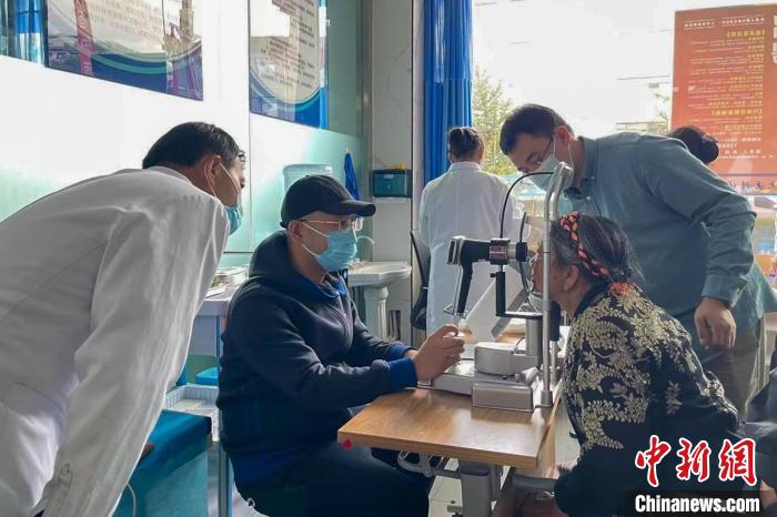 圖為9月10日，專家在日喀則藏康醫(yī)院開展義診活動?！×貉喷?攝