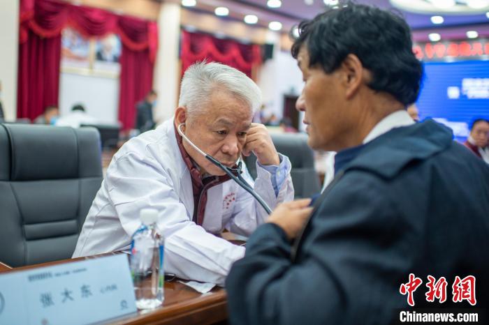 圖為專家團隊在日喀則市開展義診活動?！〉┰雠?攝
