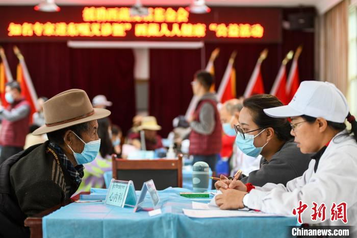 圖為9月11日，西藏日喀則桑珠孜區(qū)東嘎鄉(xiāng)義診現(xiàn)場(chǎng)?！〗w波 攝