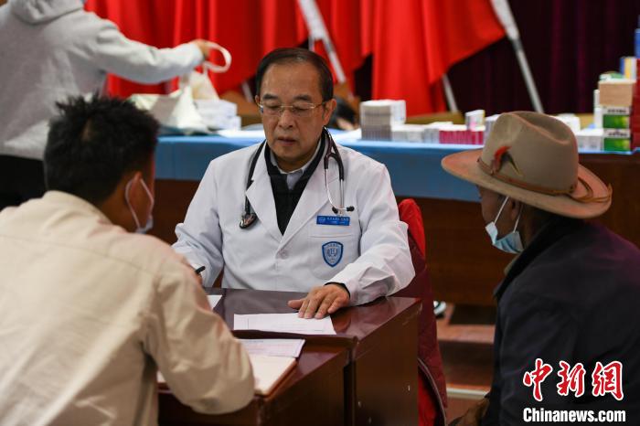 北京大學(xué)人民醫(yī)院心臟中心副主任、博士生導(dǎo)師王偉民為農(nóng)牧民問診?！〗w波 攝