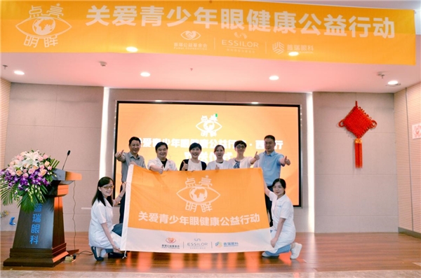 “點亮明眸”援藏斜視手術(shù)醫(yī)生楊英:穿上戰(zhàn)袍去戰(zhàn)斗