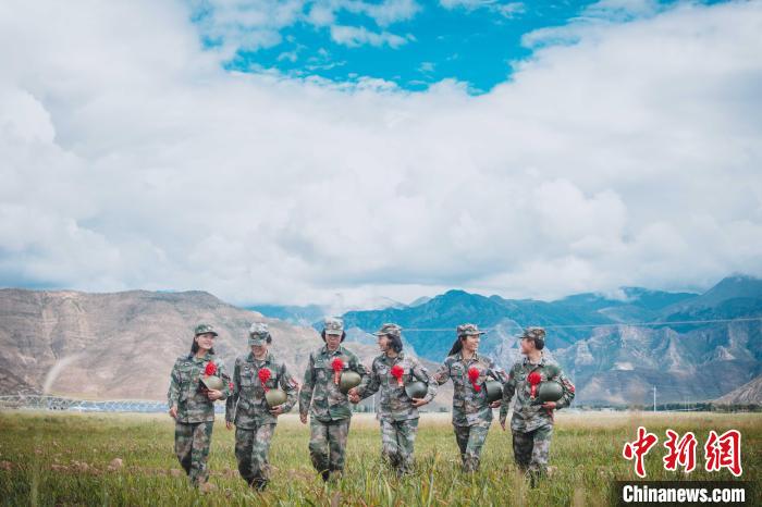 圖為身戴“首跳光榮”大紅花的女兵。　王述東 攝