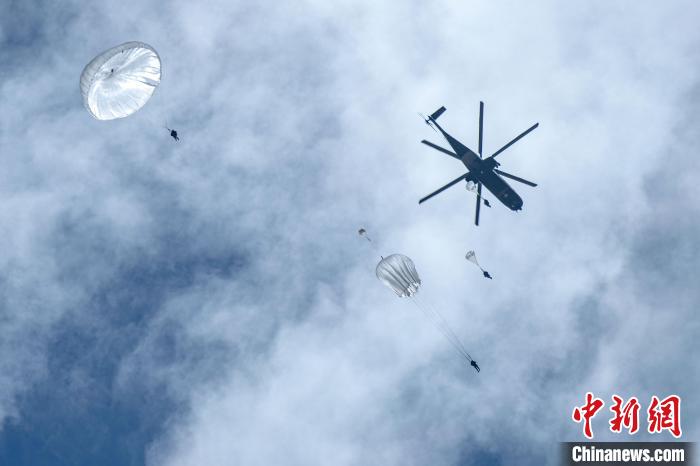 圖為傘降女兵在空中開傘?！⊥跏鰱| 攝