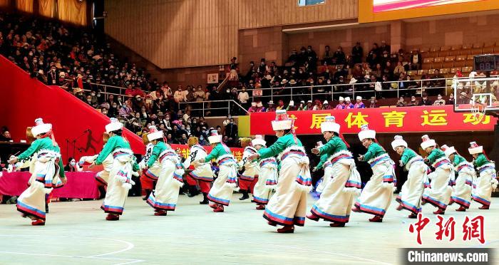 圖為西藏老年舞蹈隊齊跳傳統(tǒng)鍋莊舞?！∝暽＠?攝