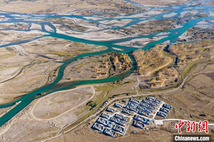 圖為10月16日，航拍高原河流拉薩河辮狀水系和河畔村莊，一派和諧景象?！〗w波 攝