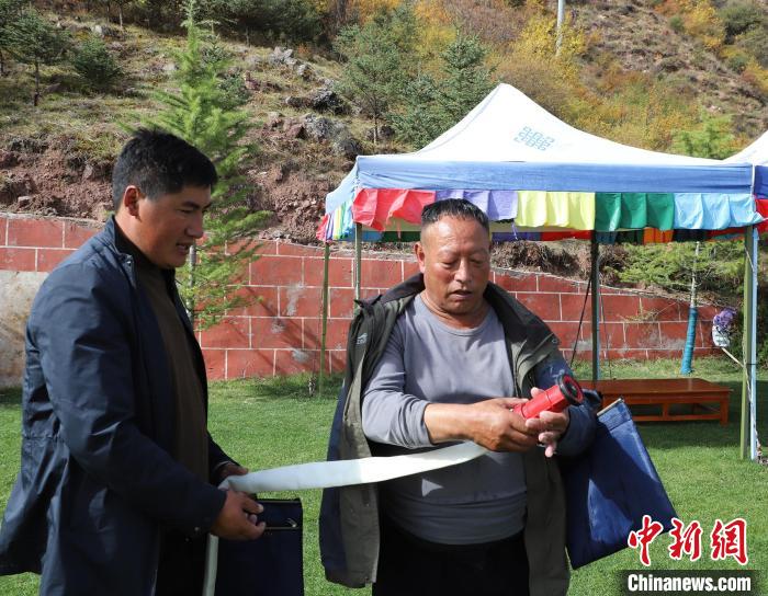 圖為護(hù)林員操作體驗(yàn)滅火裝備?！〔际猩窒乐ш?duì) 供圖