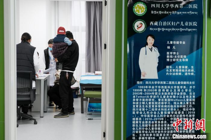 圖為四川大學(xué)華西第二醫(yī)院專家接診?！〗w波 攝